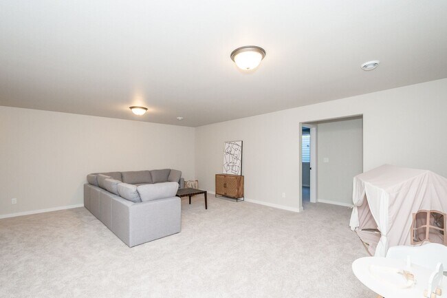 Building Photo - 4 Bed 3 Bath Single Family Home