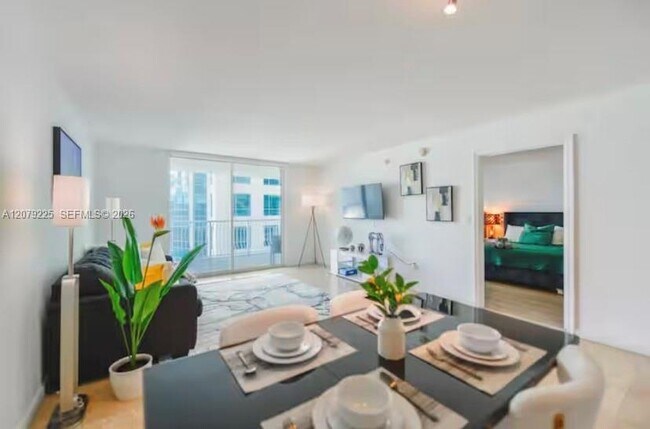 Building Photo - 1200 Brickell Bay Dr