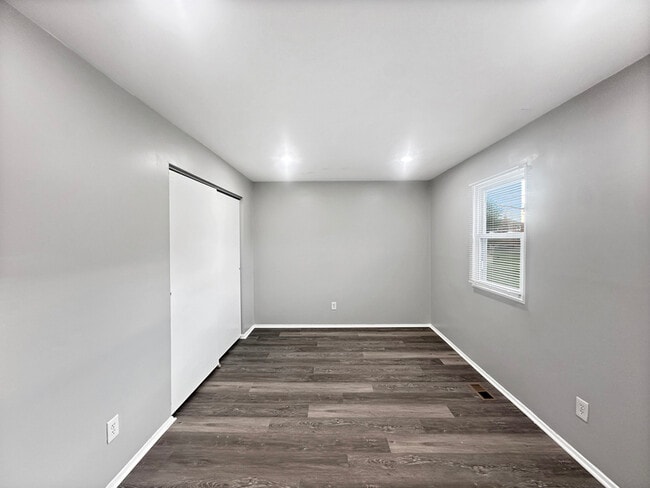Building Photo - 4344 Roberton Ave