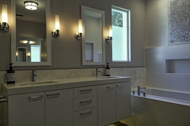 Building Photo - Executive Home in Dr. Phillips