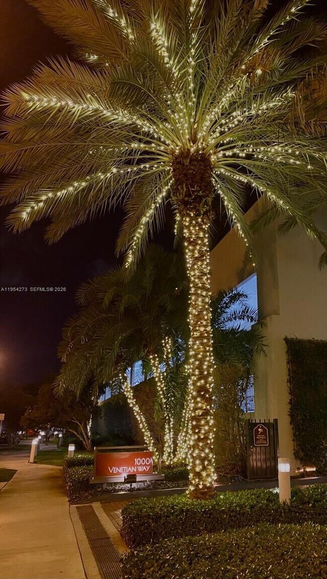 Building Photo - 1000 Venetian Way