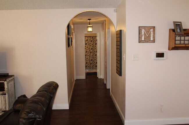 Building Photo - Available JULY 1st! Beautiful clean open concept home!