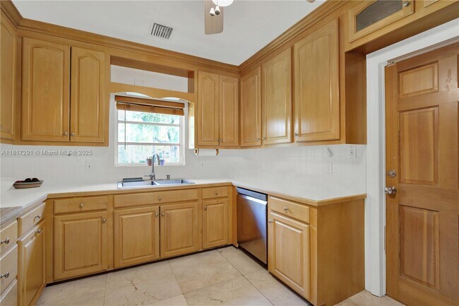 Building Photo - 535 Palermo Ave