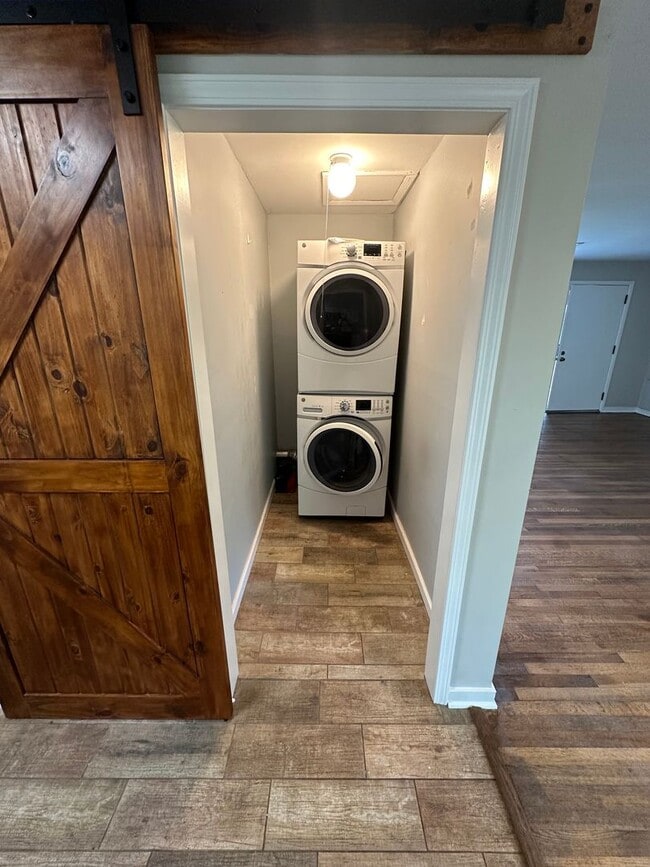 Building Photo - Beautiful Home in Colonial Acres!