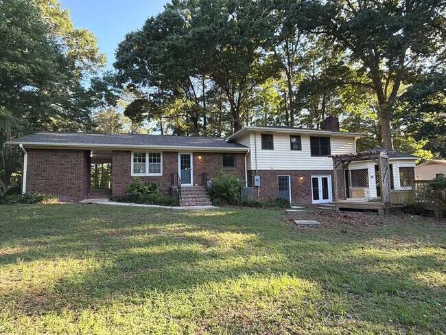 Building Photo - 3 Bedroom 2 Bath Ranch