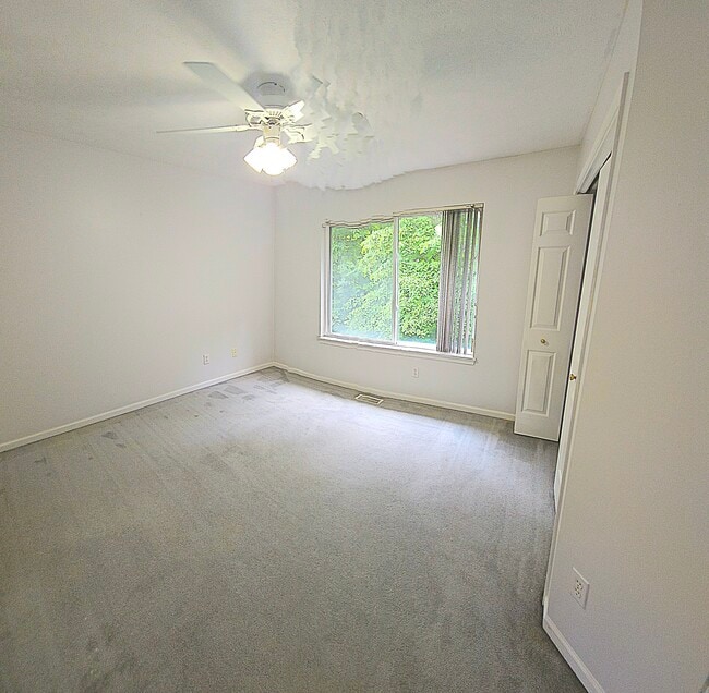 Building Photo - 3910 Old Elm Dr SE