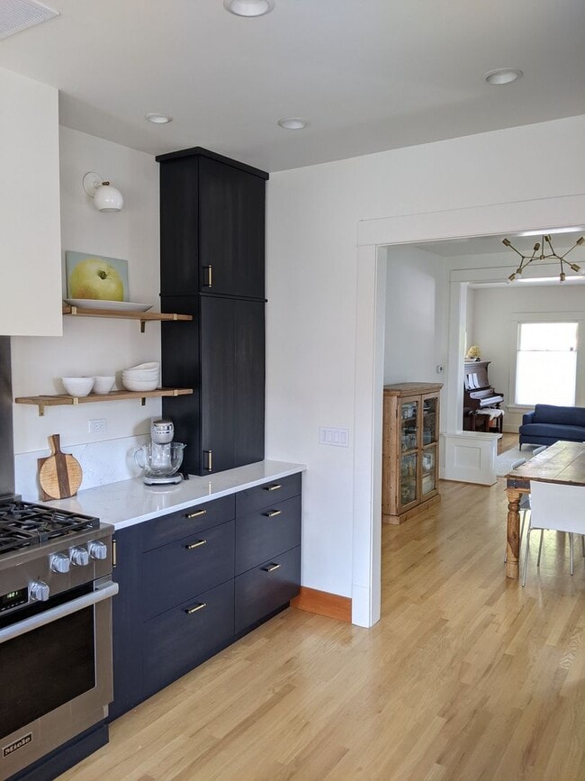 Building Photo - 3bd/1.75ba Seattle Home