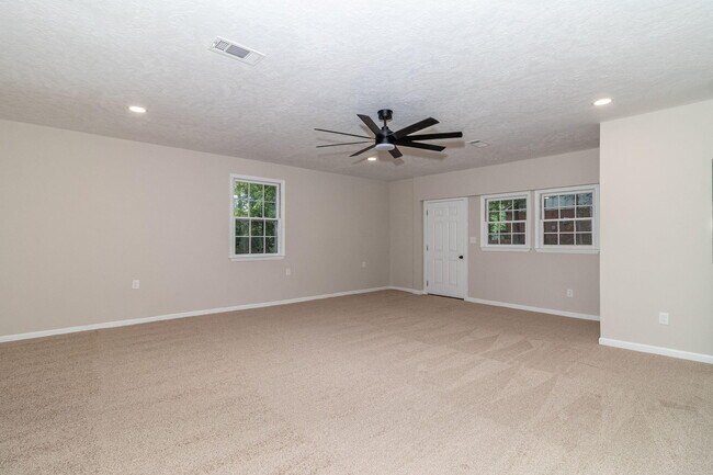 Building Photo - 4375 Lake Idylwilde Dr