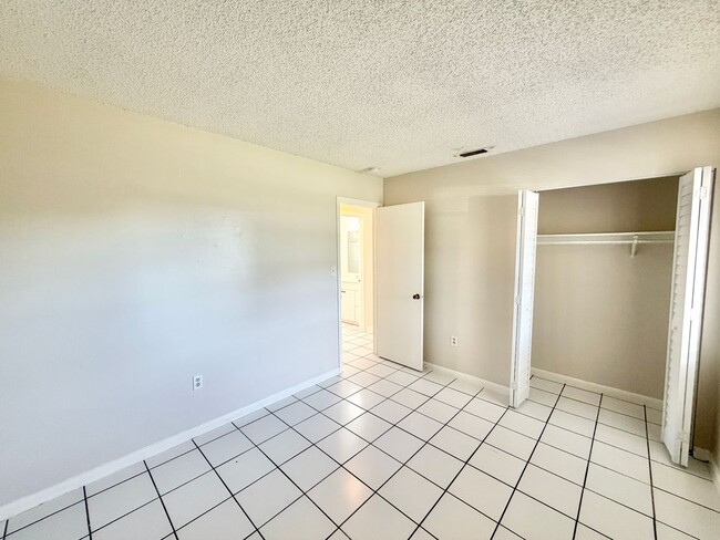 Building Photo - ** BONITA SPRINGS ** 2 BED / 1 BATH ** PET...