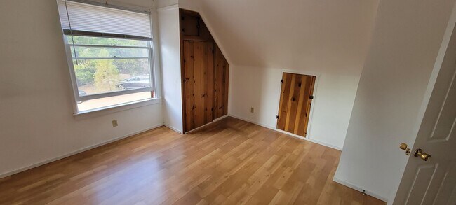 Building Photo - $1500 Cute 1 bedroom 1 bath unit above garage on quiet street
