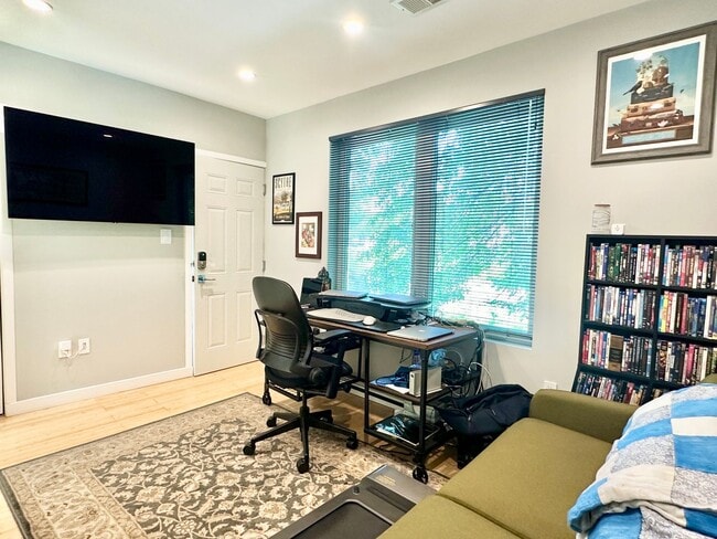 Building Photo - 2 Bedroom with Parking and Pets Welcome!