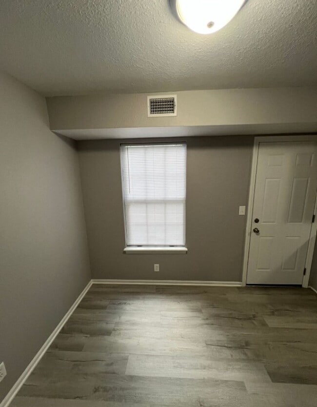 Building Photo - Renovated 3 Bedroom Duplex in Raytown!