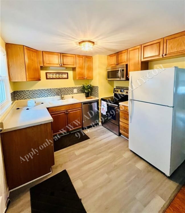 Building Photo - Charming 3 Bed 2 Bath Home-Coming SOON!