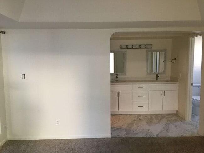 Building Photo - COMING SOON! Adorable 2 Bed 2 Bath Condo i...