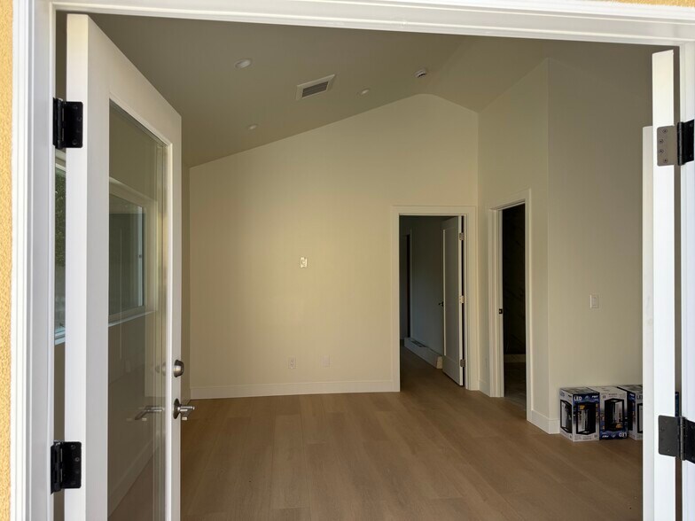 Building Photo - 4931 Placidia Ave