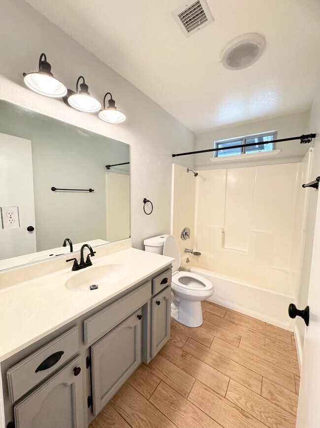 Building Photo - Great Views/3BED 2BATH/SOLAR/Move in ready