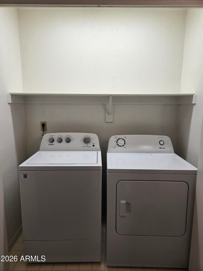 Building Photo - 3033 E Siesta Ln