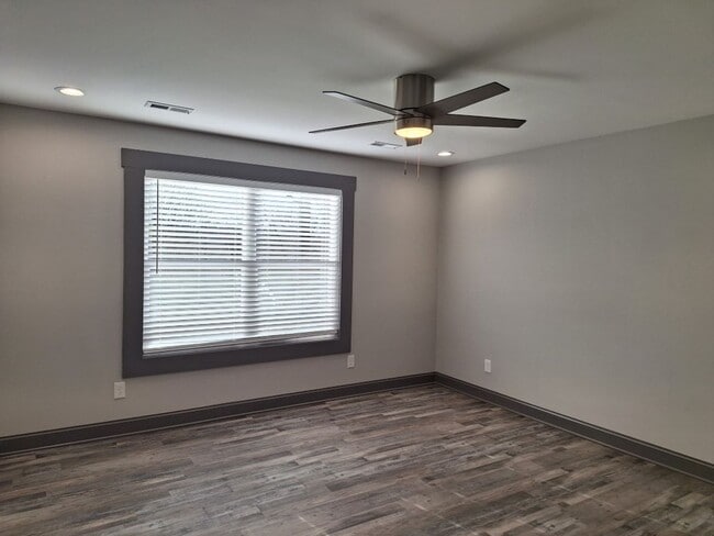 Building Photo - NEW DUPLEX Conveniently located to 40 West