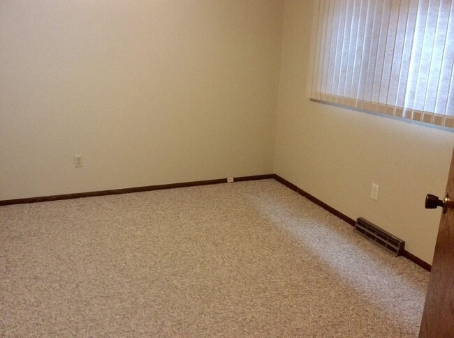 Building Photo - 3 bedroom, 2 bath Condo