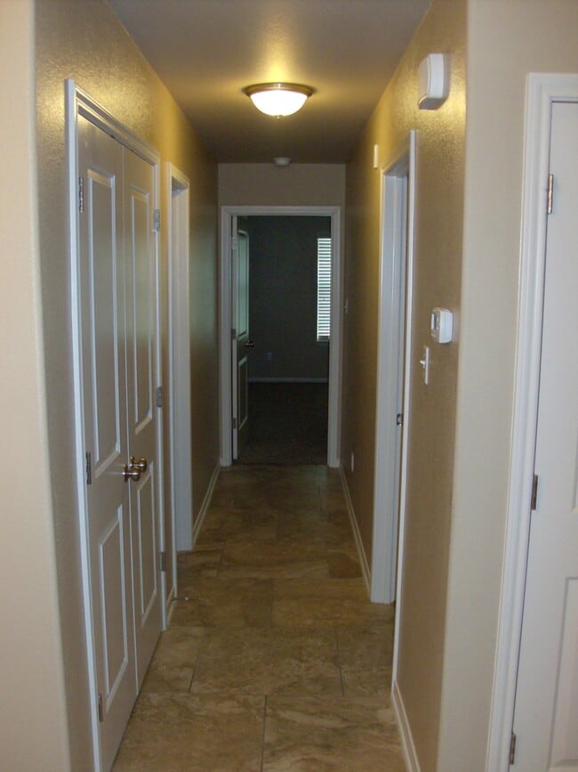 Building Photo - Available 7/13/26 Charming 2 Bed / 2 Bath Duplex Near Bunny