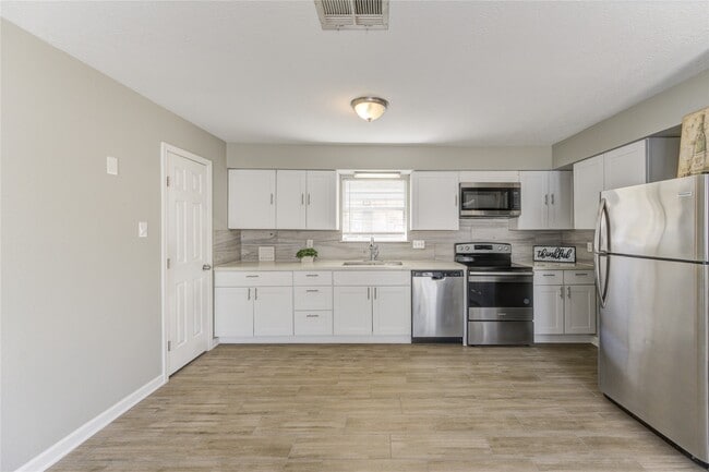 Building Photo - 5054 Pine Cliff Dr