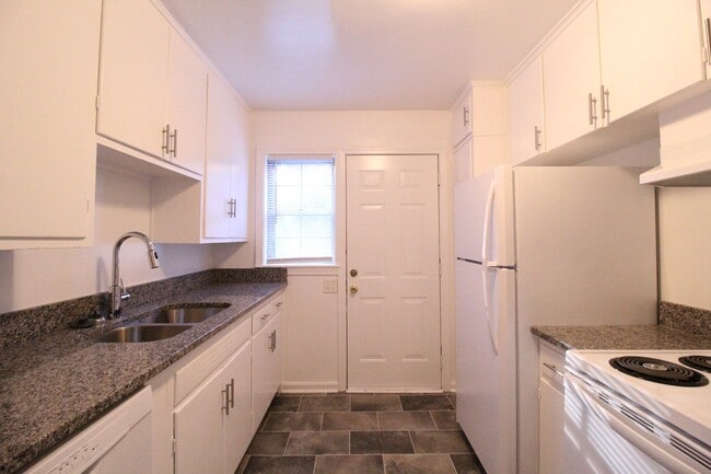 Building Photo - August FREE On This 2 Bedroom 2 Bath Duplex In The Waldo Area
