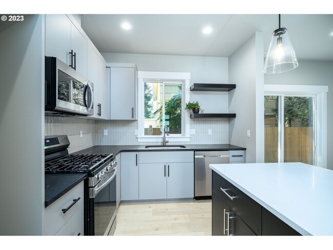 Building Photo - Beautiful Pet Friendly 3 Bedroom, 2.5 Bath House in Newberg