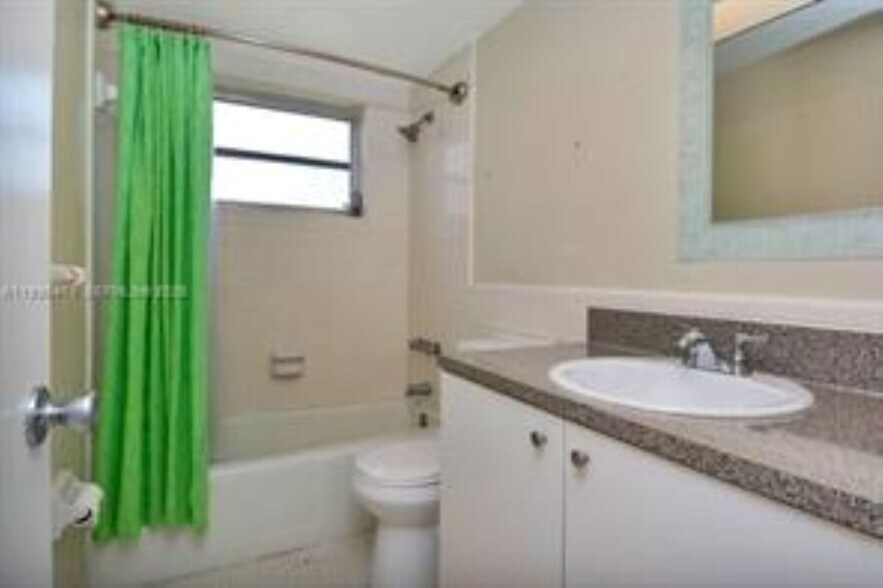 Building Photo - 2101 NE 68th St