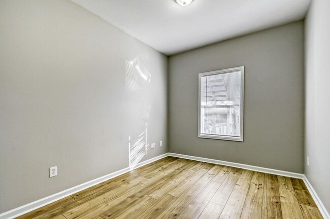 Building Photo - Beautiful 3 Bed- 1 bath (Lower Unit) in Great Location! 1 month free- move in special!