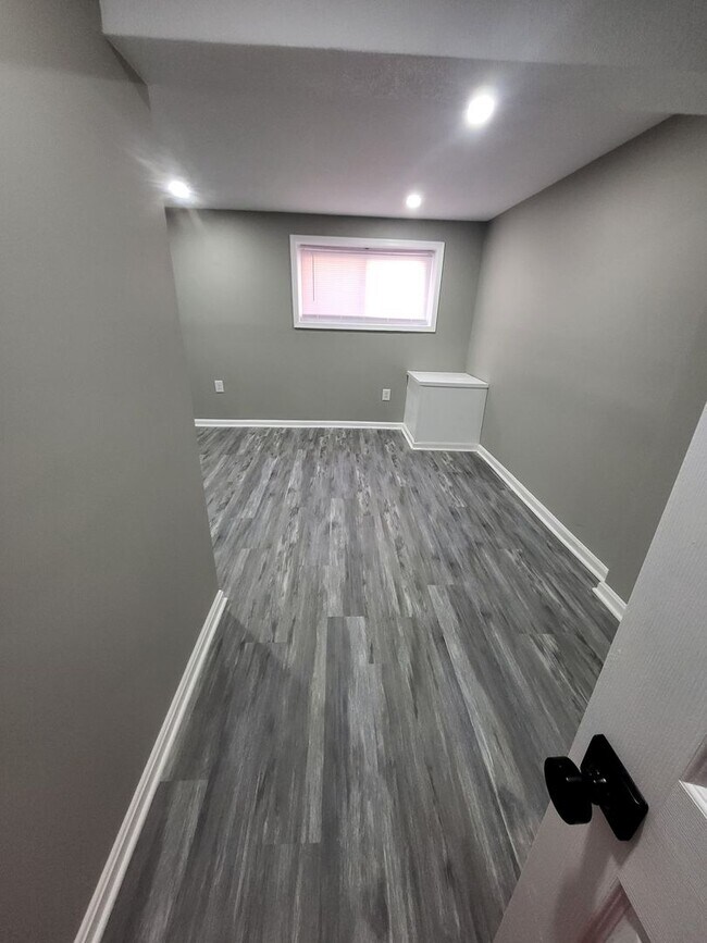 Building Photo - 3Bed 3 Bath Finished Basement!