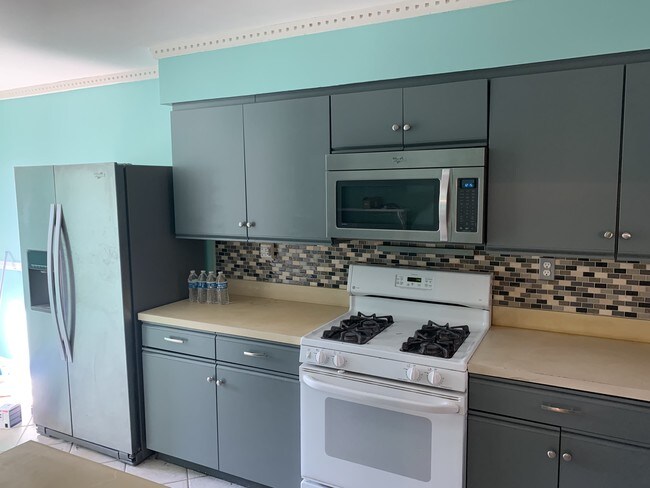 Building Photo - 64 Bond St