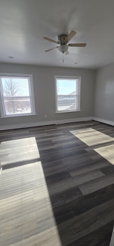 Building Photo - 822 E River Dr