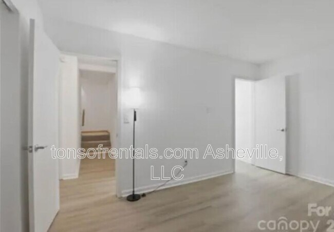 Building Photo - 207 Wood Dale Dr