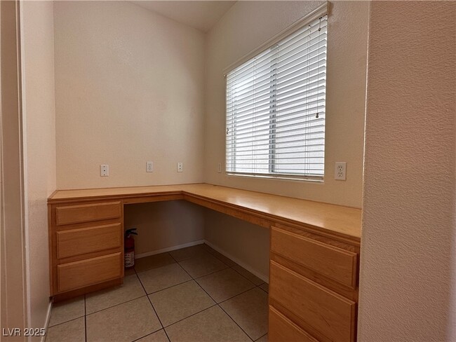 Building Photo - 2586 Highland Cliff Dr