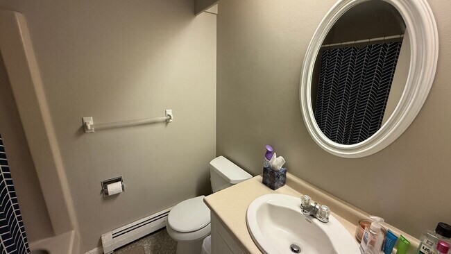 Building Photo - 2 BR with hardwood, private entrance/deck,...