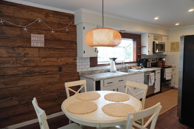 Building Photo - 101 W Meyran Ave