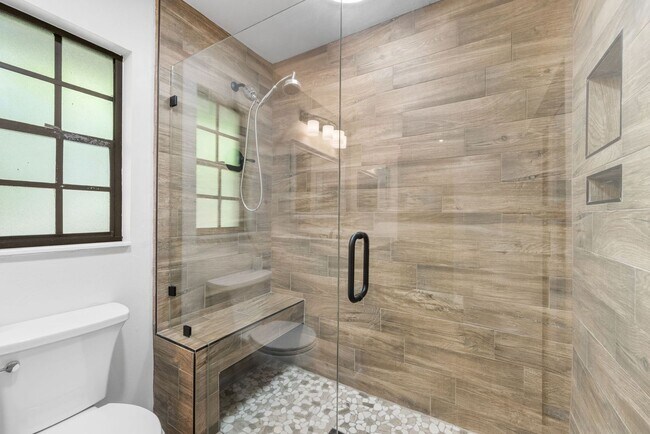 Building Photo - Spacious Pool Home in Desirable NW Gainesville