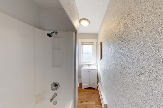 Building Photo - Newly Updated Duplex in Middletown!