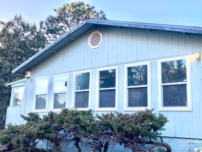 Building Photo - 405 Mary Dr