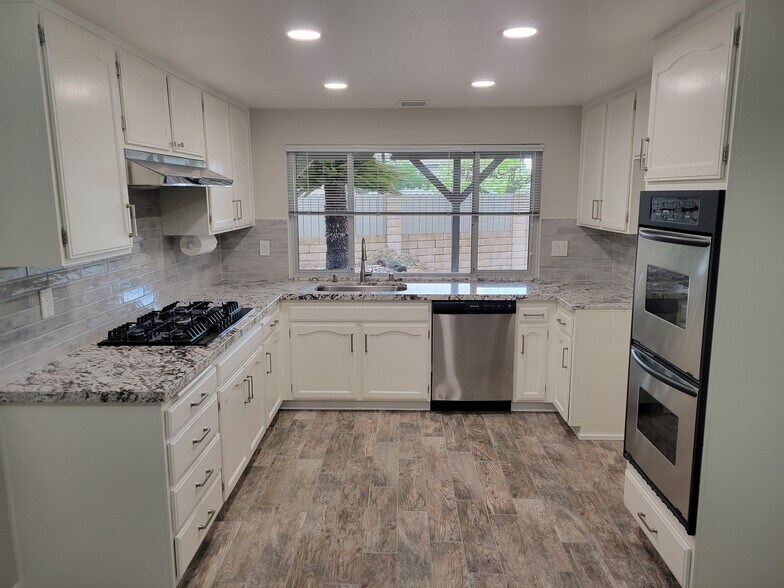 Building Photo - 10651 Baton Rouge Pl