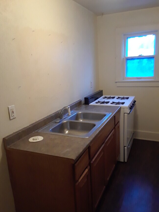 Kitchen - 231 Bond St