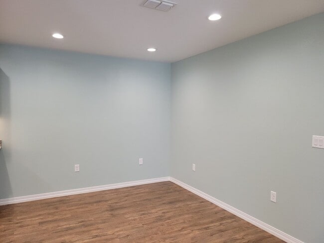 Building Photo - rf2616