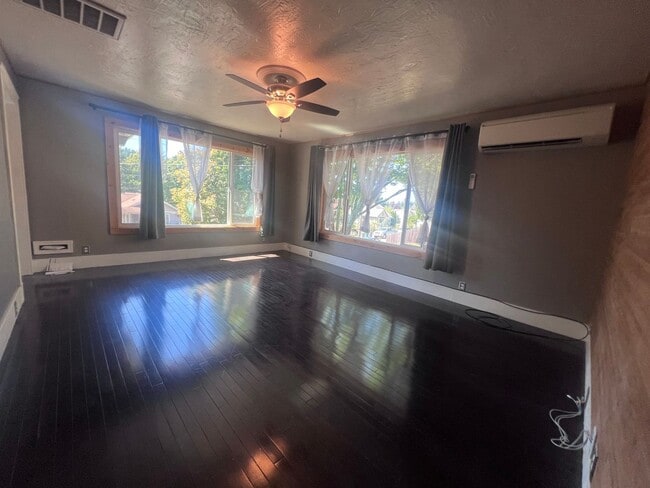 Building Photo - Cute 2BR 1 BA home in Bremerton near PSNS