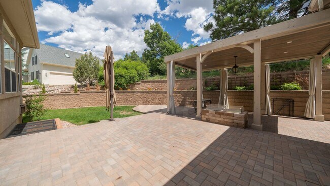 Building Photo - Gorgeous Rancher Located in University Bluffs