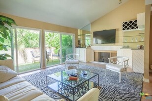 Building Photo - 2600 S Palm Canyon Dr
