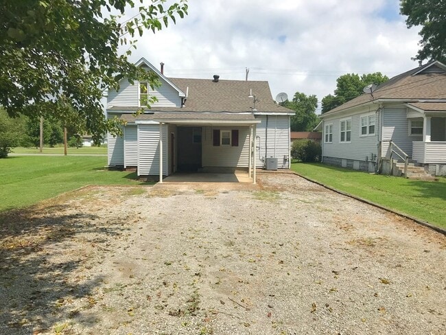 Building Photo - PRE-LEASING- AVAILABLE JUNE 10TH- 4 Bedroom/ 2 Bathroom Home