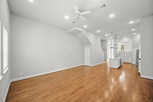 Building Photo - 611 W 24th St