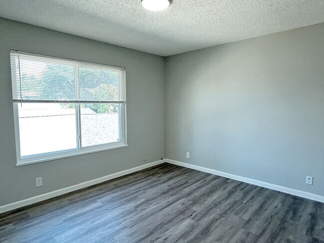 Building Photo - Move-in ready Evergreen townhome with private backyard, detached 2-car garage, and great communit...