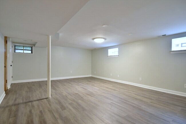 Building Photo - 1530 Clinton Pl
