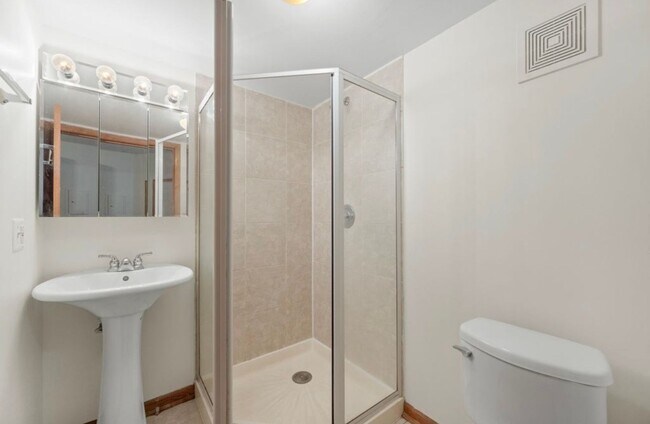 Building Photo - Spacious 2-Bedroom, 2-Bath Condo AVAILABLE NOW